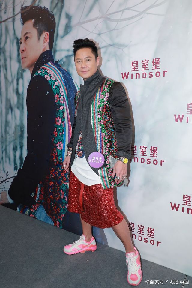 蔡一杰签售会献唱日文主打歌 举手机与粉丝玩自拍展亲和